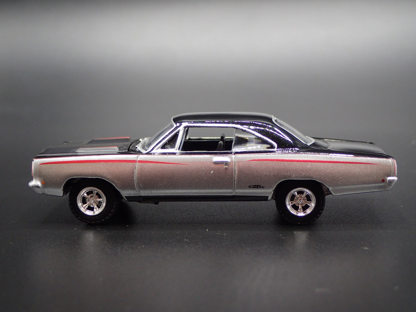 1968 68 PLYMOUTH GTX SILVER 1:64 SCALE COLLECTIBLE DIORAMA DIECAST MODEL CAR