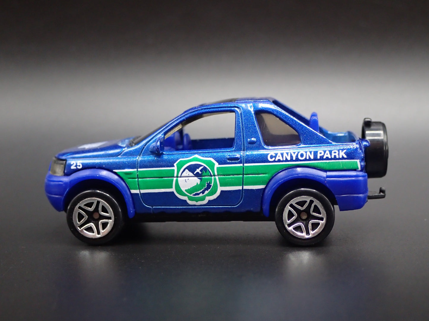 1997-2006 LAND ROVER FREELANDER CANYON PARK 1/64 SCALE DIORAMA DIECAST MODEL CAR