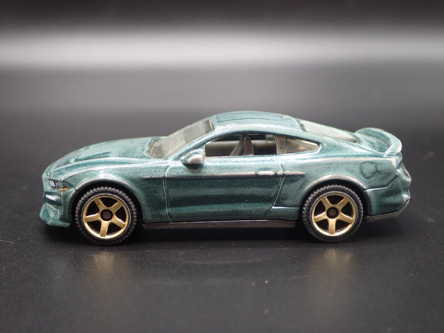 2019 19 FORD MUSTANG COUPE RACE WORN WRECK 1/64 SCALE DIORAMA DIECAST MODEL CAR
