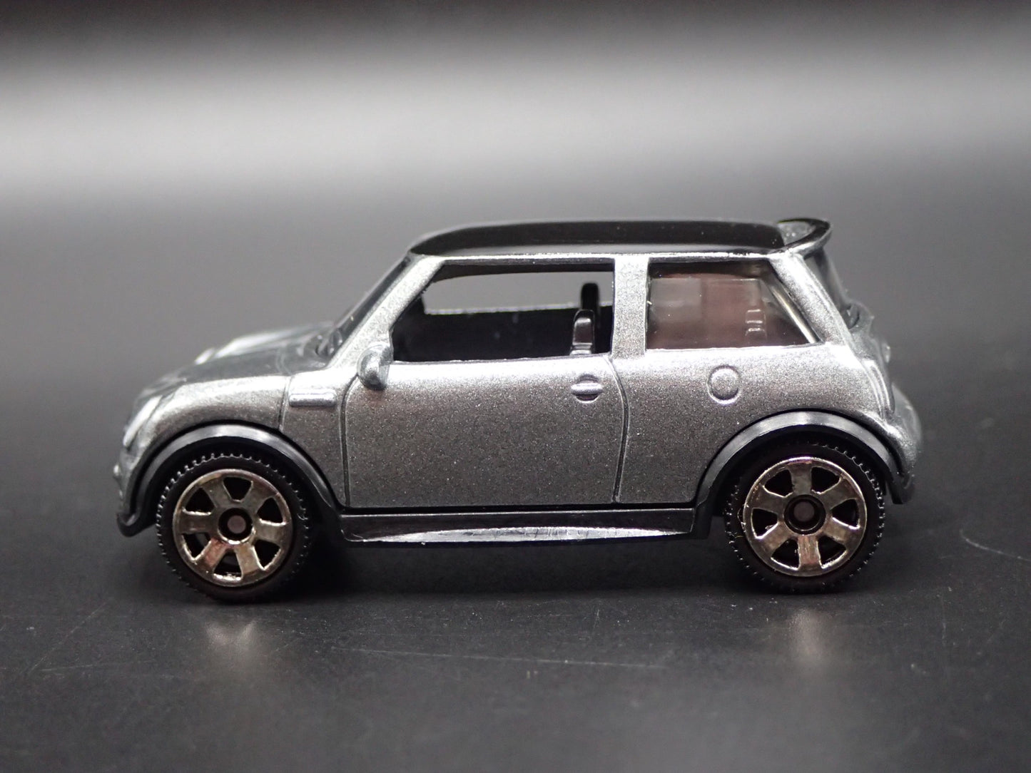 2001 - 2006 MINI COOPER S GRAY 1:64 SCALE COLLECTIBLE DIORAMA DIECAST MODEL CAR
