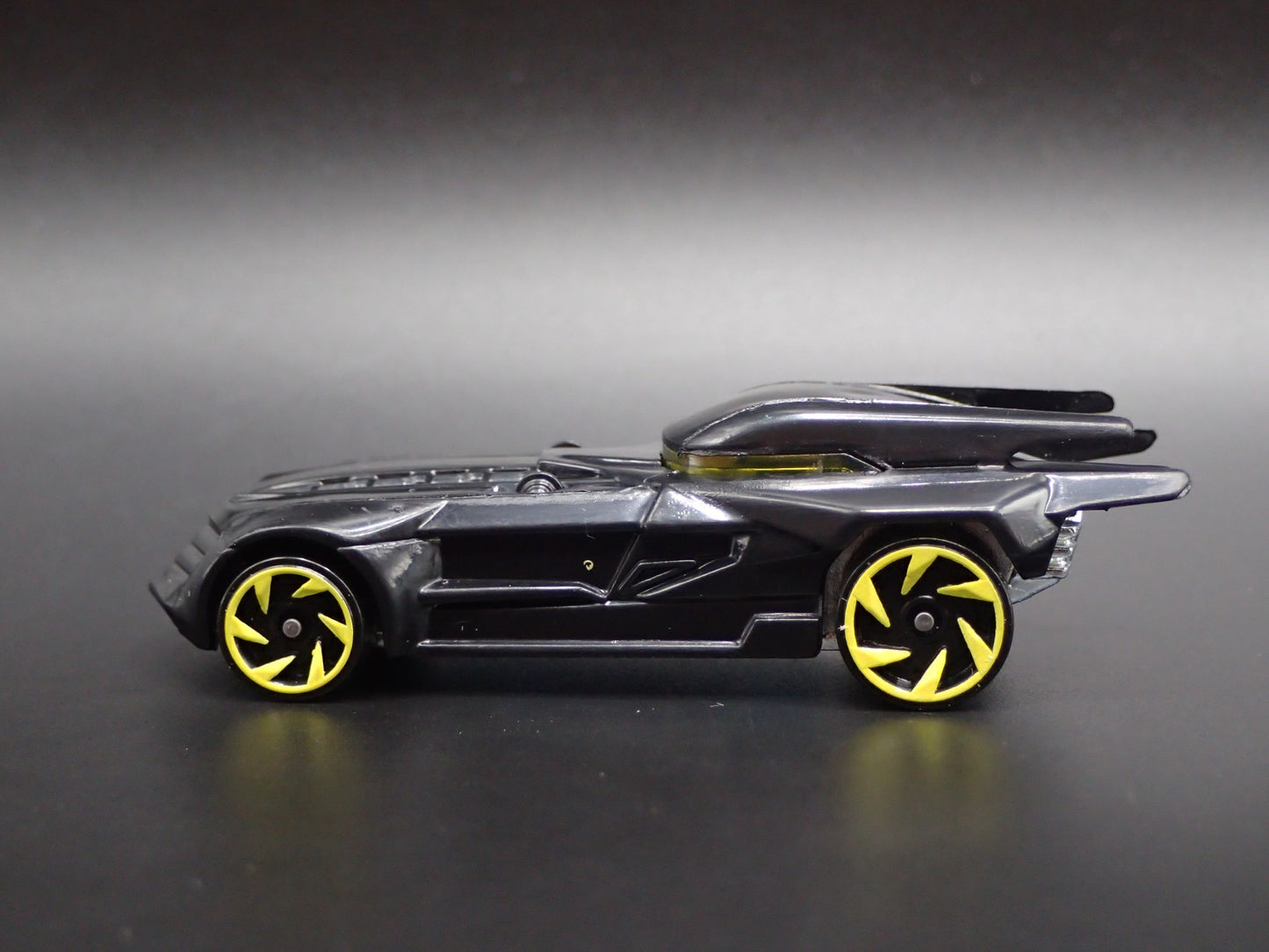 THE BATMAN BATMOBILE BLACK RARE 1:64 SCALE COLLECTIBLE DIORAMA DIECAST MODEL CAR
