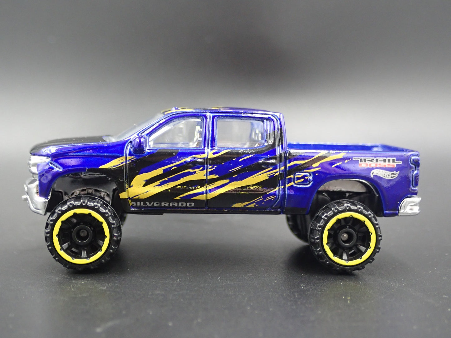 2019 19 CHEVY CHEVROLET SILVERADO Z71 TRAIL BOSS 1:64 SCALE DIECAST MODEL CAR