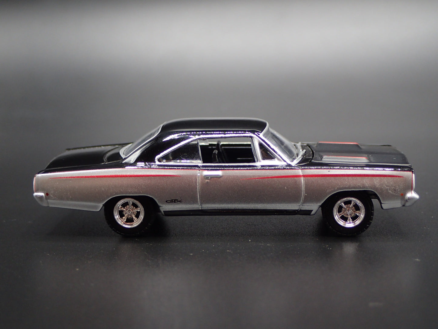 1968 68 PLYMOUTH GTX SILVER 1:64 SCALE COLLECTIBLE DIORAMA DIECAST MODEL CAR