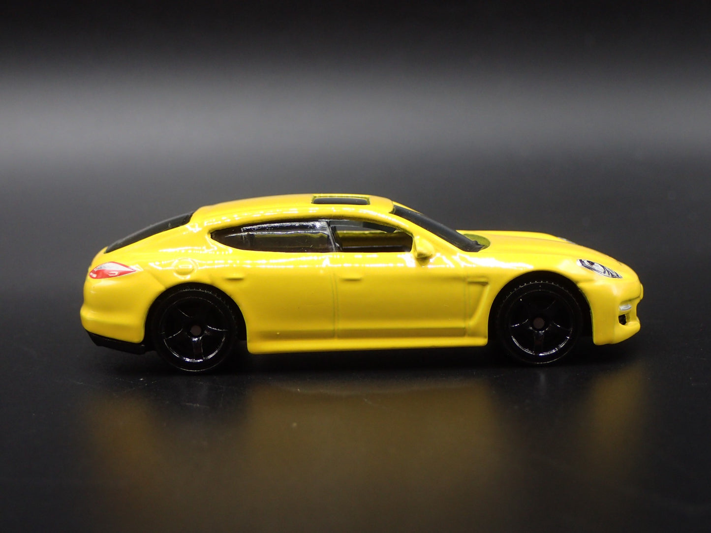 2009-2016 PORSCHE PANAMERA RARE 1:64 SCALE COLLECTIBLE DIORAMA DIECAST MODEL CAR
