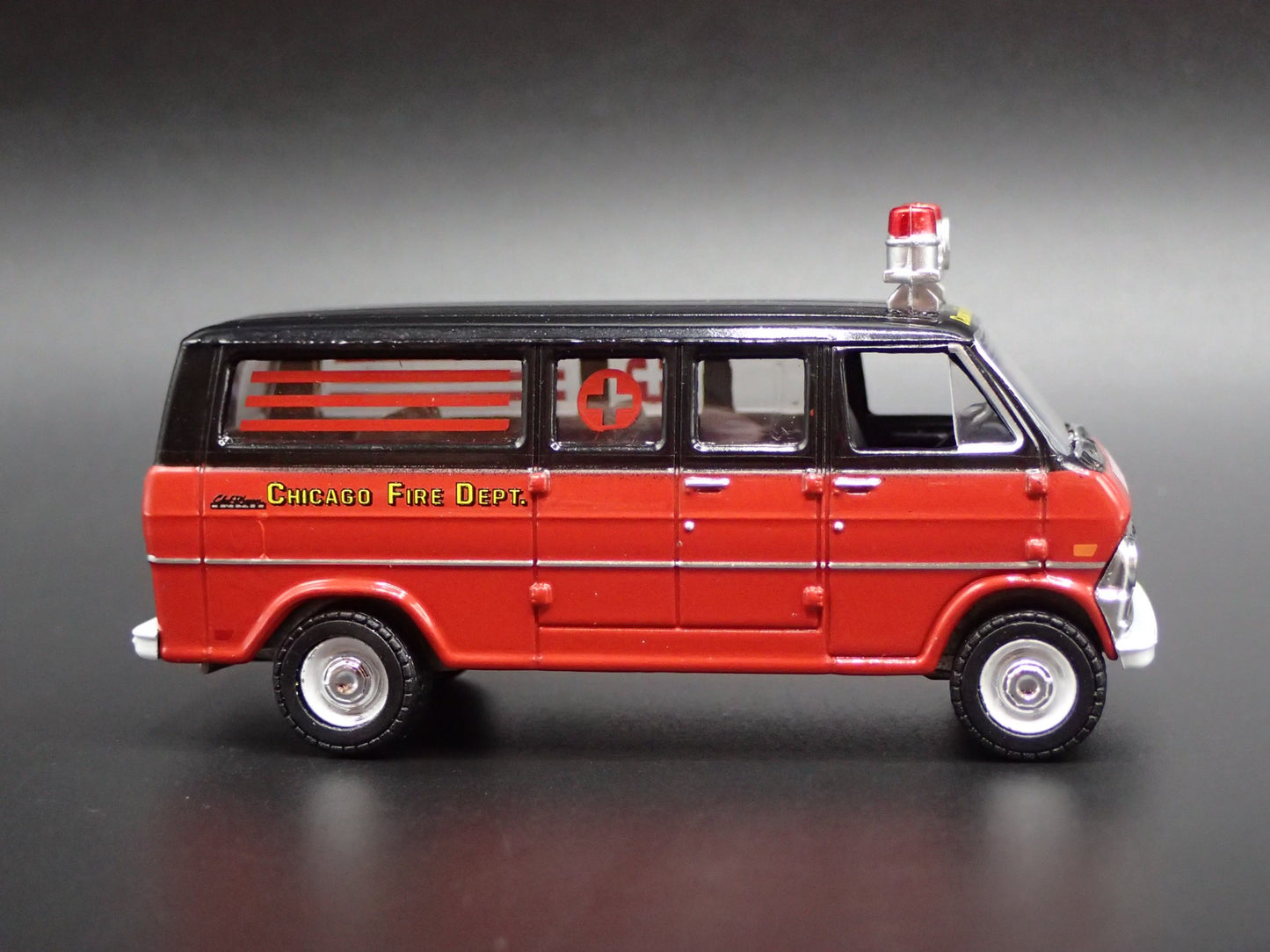 1969 FORD CLUB WAGON VAN AMBULANCE CHICAGO FIRE DEP 1:64 SCALE DIECAST MODEL CAR