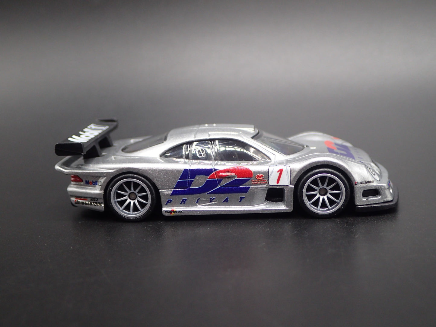 MERCEDES-BENZ CLK-GTR RACE CAR 1:64 SCALE COLLECTIBLE DIORAMA DIECAST MODEL CAR
