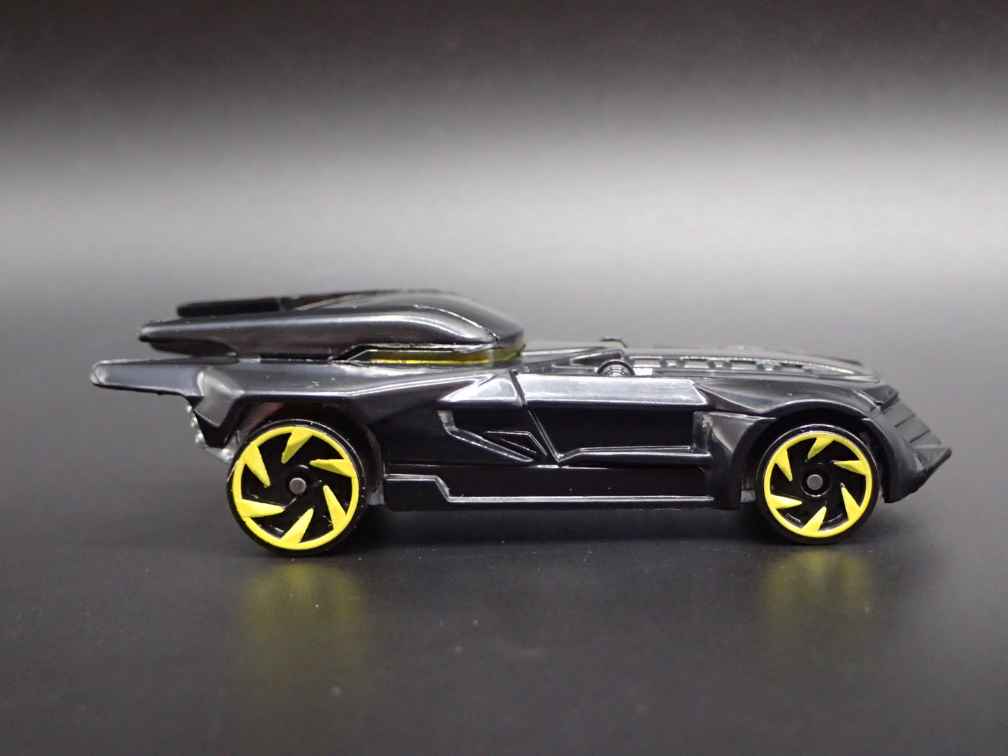 THE BATMAN BATMOBILE BLACK RARE 1:64 SCALE COLLECTIBLE DIORAMA DIECAST MODEL CAR