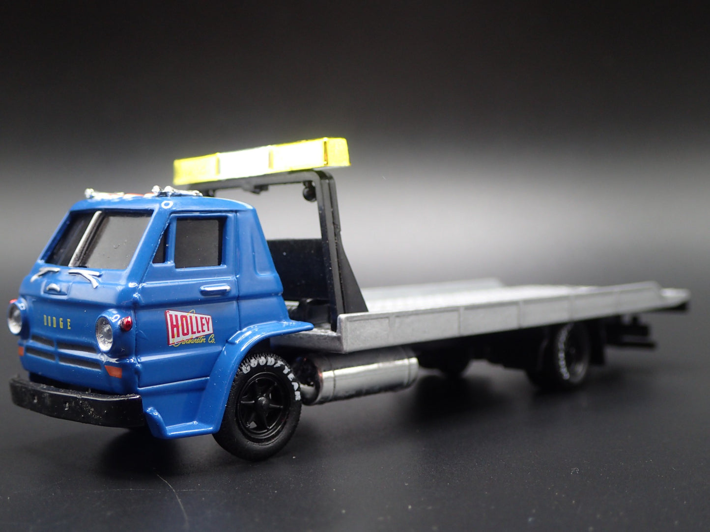 1970 70 DODGE L600 COE FLATBED RAMP TRUCK HOLLEY 1:64 SCALE DIECAST MODEL CAR