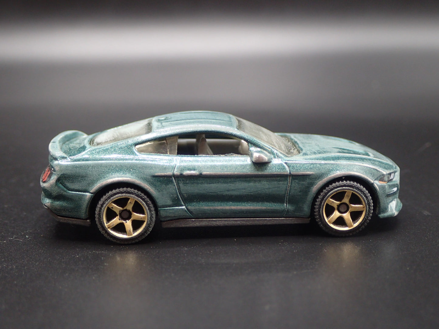 2019 19 FORD MUSTANG COUPE RACE WORN WRECK 1/64 SCALE DIORAMA DIECAST MODEL CAR