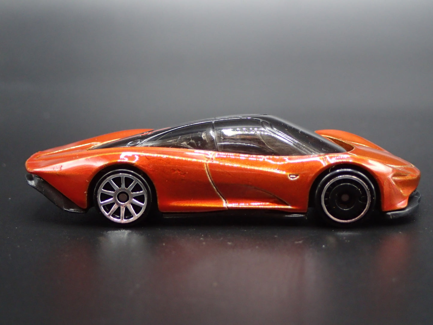 2020 20 MCLAREN SPEEDTAIL SUPER CAR ORANGE 1:64 SCALE DIORAMA DIECAST MODEL CAR