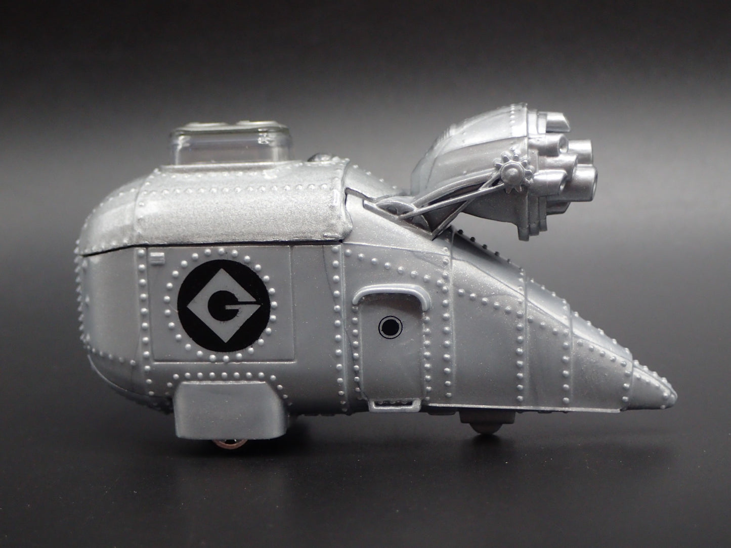 GRUMOBILE DESPICABLE ME SHIP 1/64 SCALE COLLECTIBLE DIORAMA DIECAST MODEL CAR