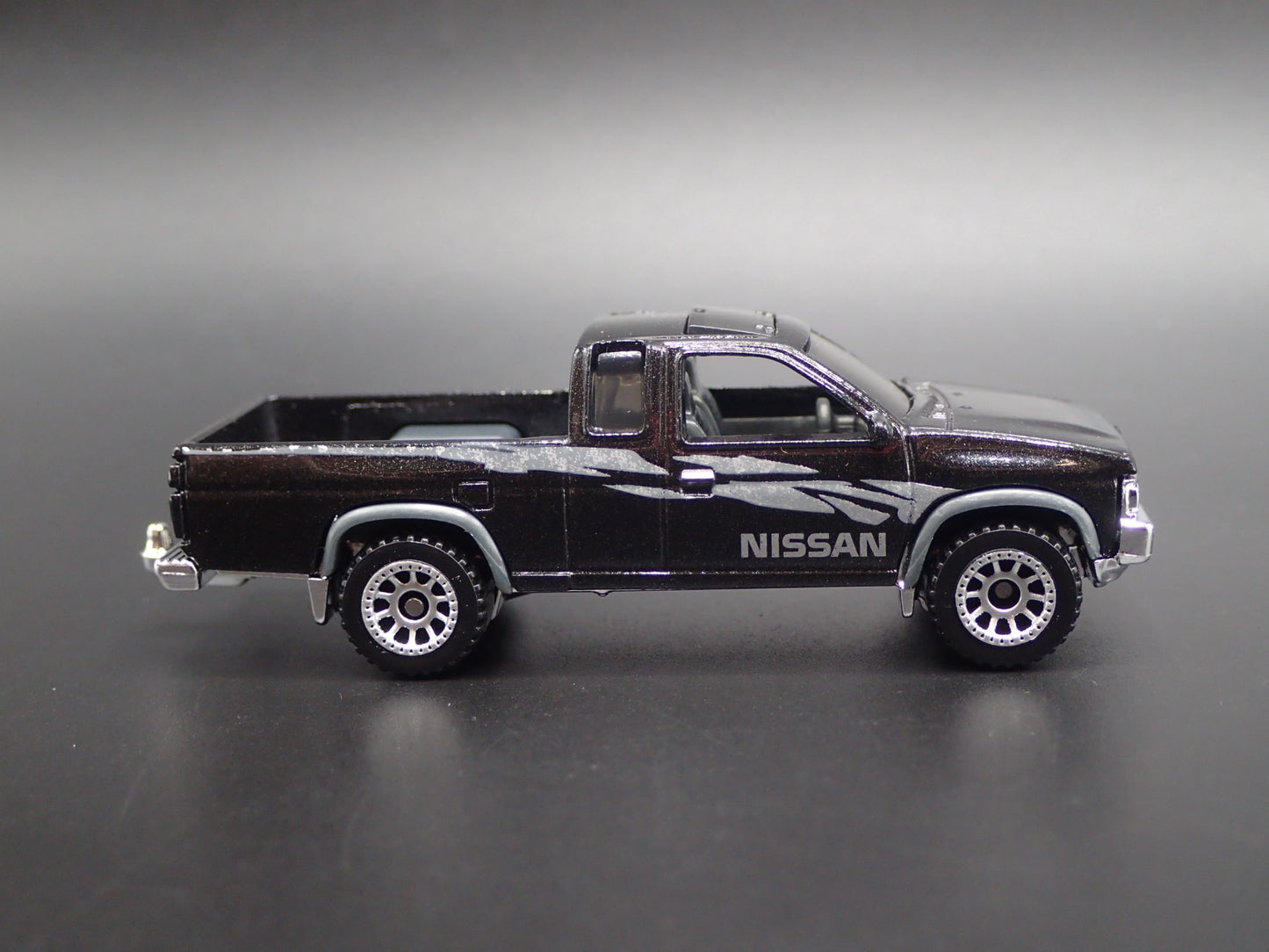 1995 95 NISSAN HARDBODY PICKUP TRUCK D21 W HITCH 1:64 SCALE DIECAST MODEL CAR