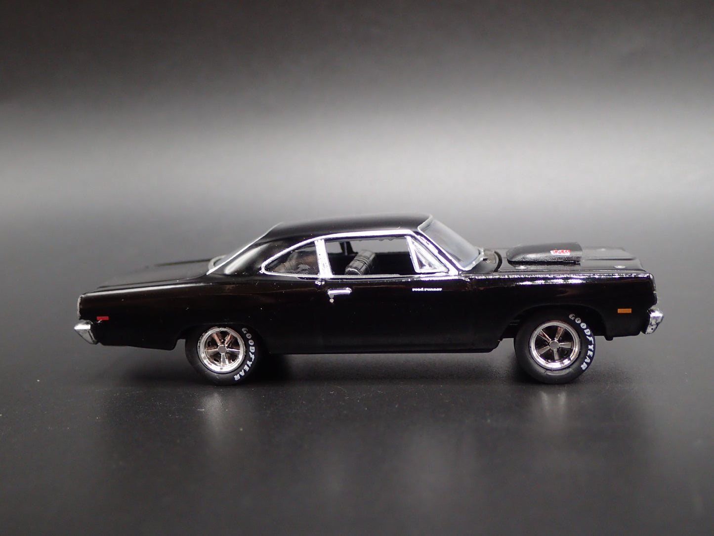 1969 69 PLYMOUTH ROAD RUNNER 440 6-PACK 1:64 SCALE COLLECTIBLE DIECAST MODEL CAR