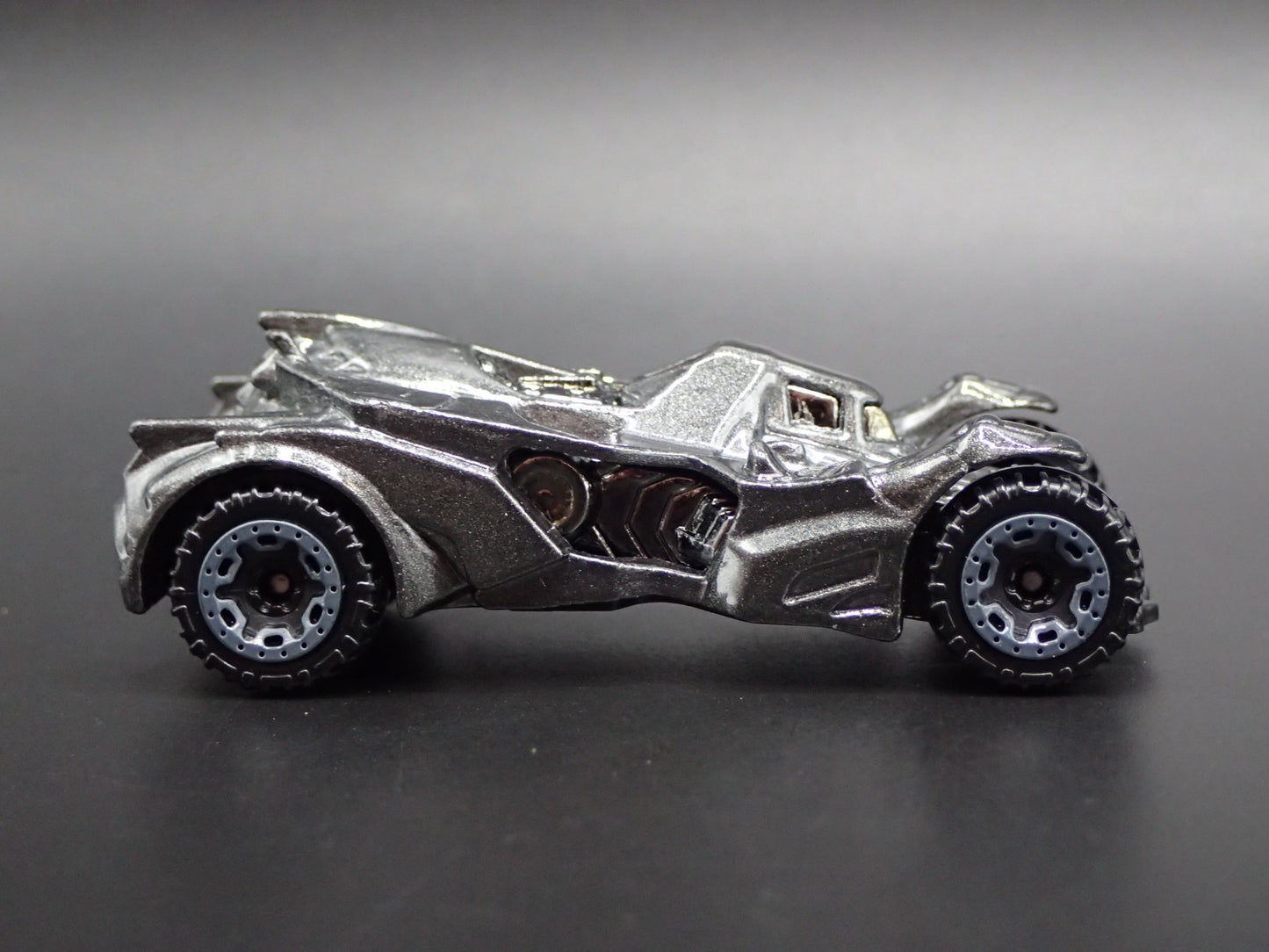 BATMAN ARKHAM KNIGHT BATMOBILE 1:64 SCALE COLLECTIBLE DIORAMA DIECAST MODEL CAR