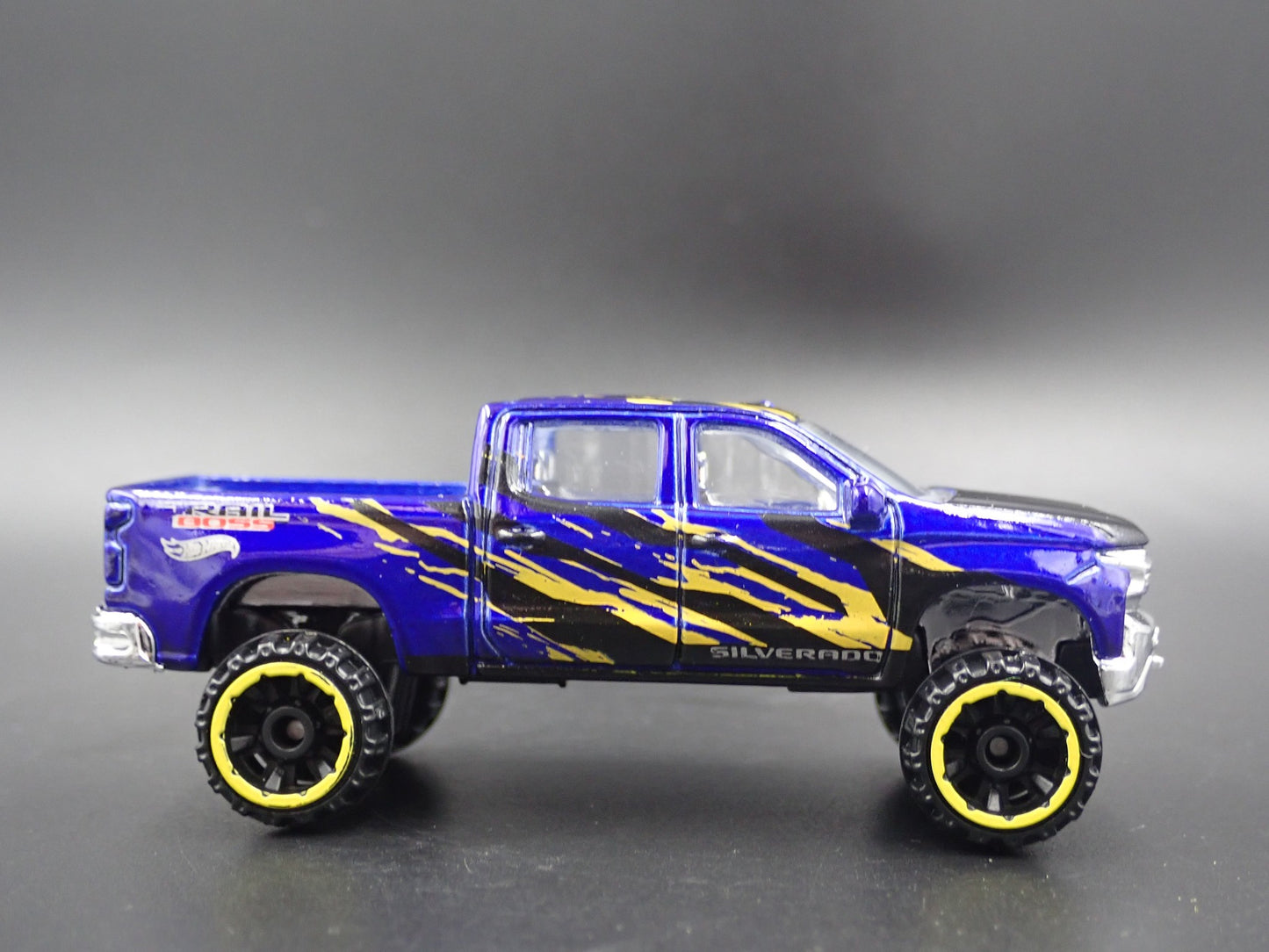 2019 19 CHEVY CHEVROLET SILVERADO Z71 TRAIL BOSS 1:64 SCALE DIECAST MODEL CAR