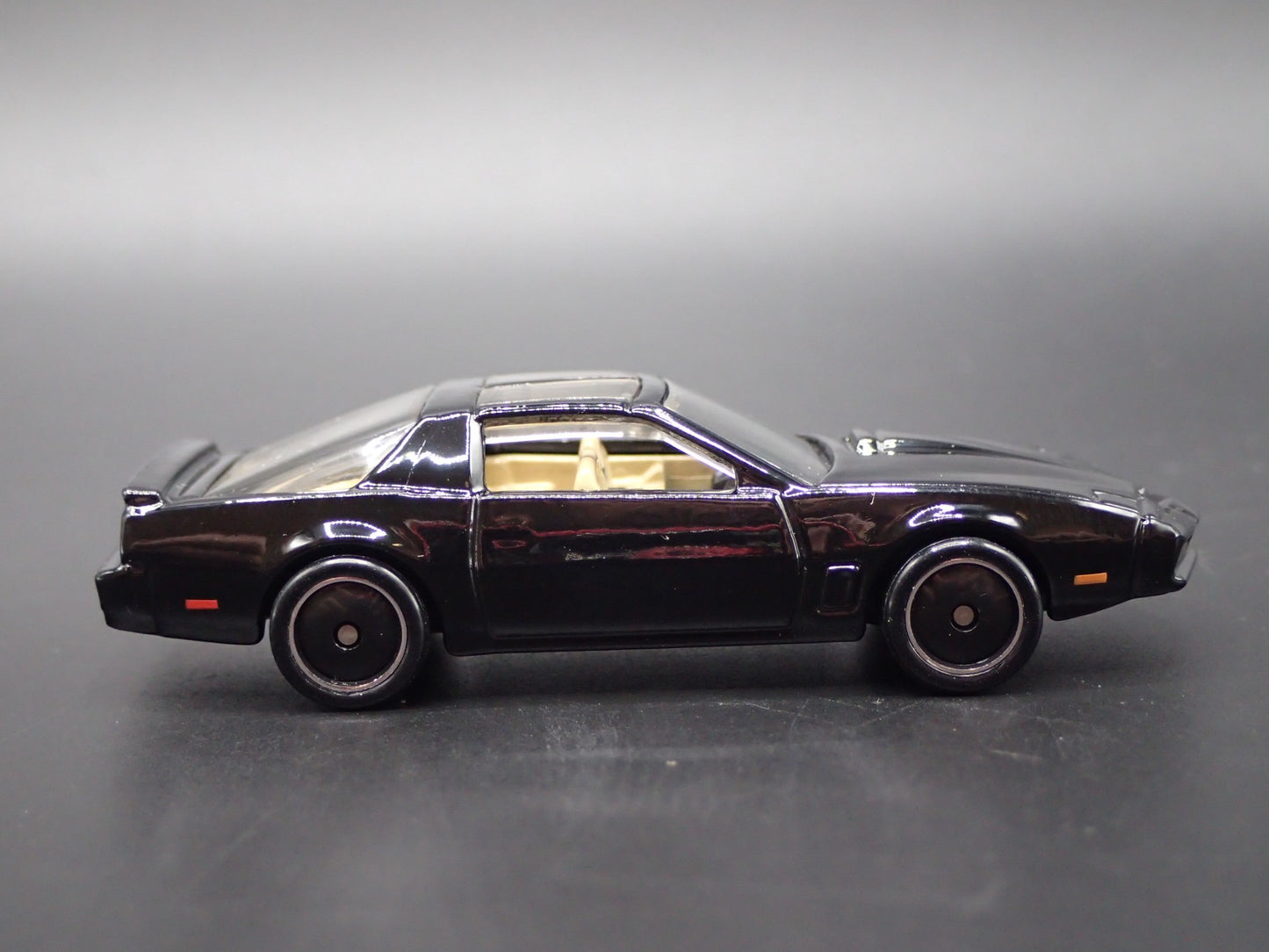 KNIGHT RIDER KITT PONTIAC RARE 1:64 SCALE COLLECTIBLE DIORAMA DIECAST MODEL CAR