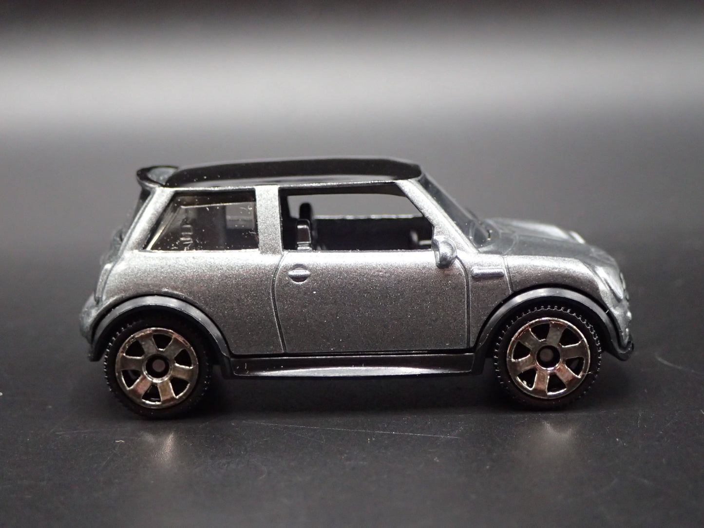 2001 - 2006 MINI COOPER S GRAY 1:64 SCALE COLLECTIBLE DIORAMA DIECAST MODEL CAR