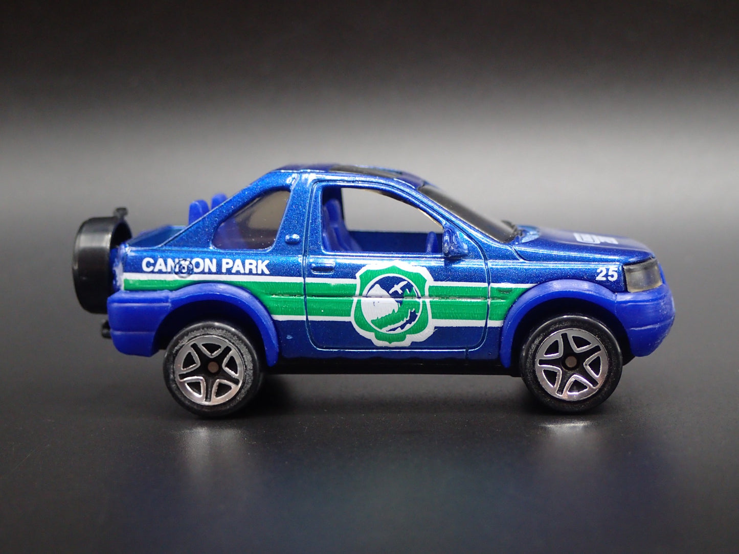 1997-2006 LAND ROVER FREELANDER CANYON PARK 1/64 SCALE DIORAMA DIECAST MODEL CAR