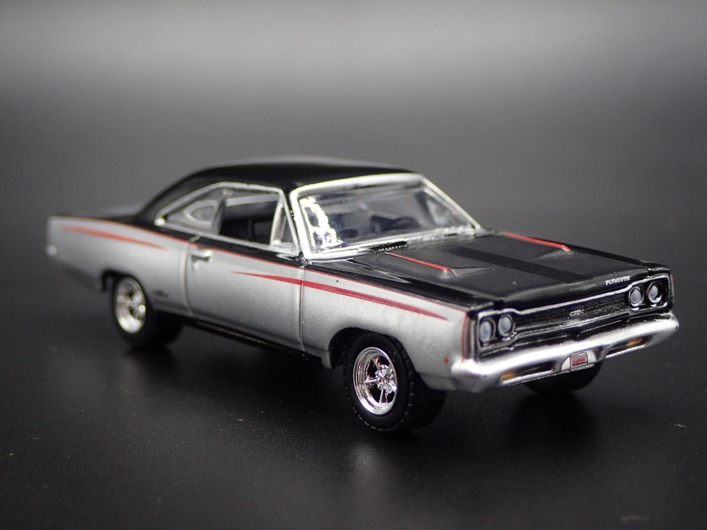 1968 68 PLYMOUTH GTX SILVER 1:64 SCALE COLLECTIBLE DIORAMA DIECAST MODEL CAR