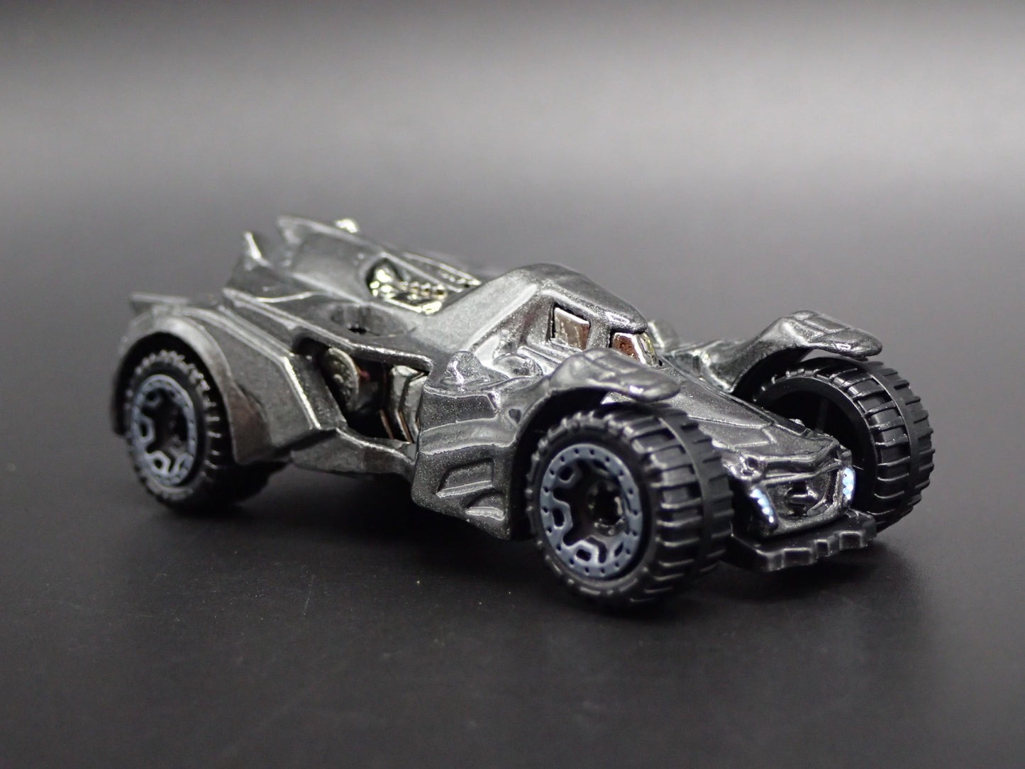 BATMAN ARKHAM KNIGHT BATMOBILE 1:64 SCALE COLLECTIBLE DIORAMA DIECAST MODEL CAR