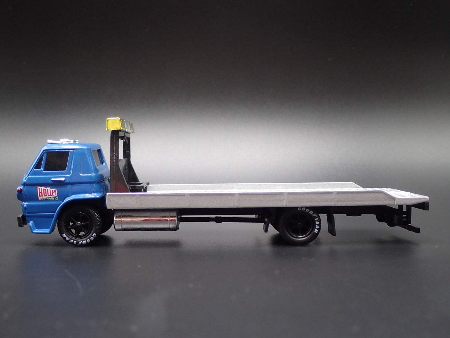 1970 70 DODGE L600 COE FLATBED RAMP TRUCK HOLLEY 1:64 SCALE DIECAST MODEL CAR