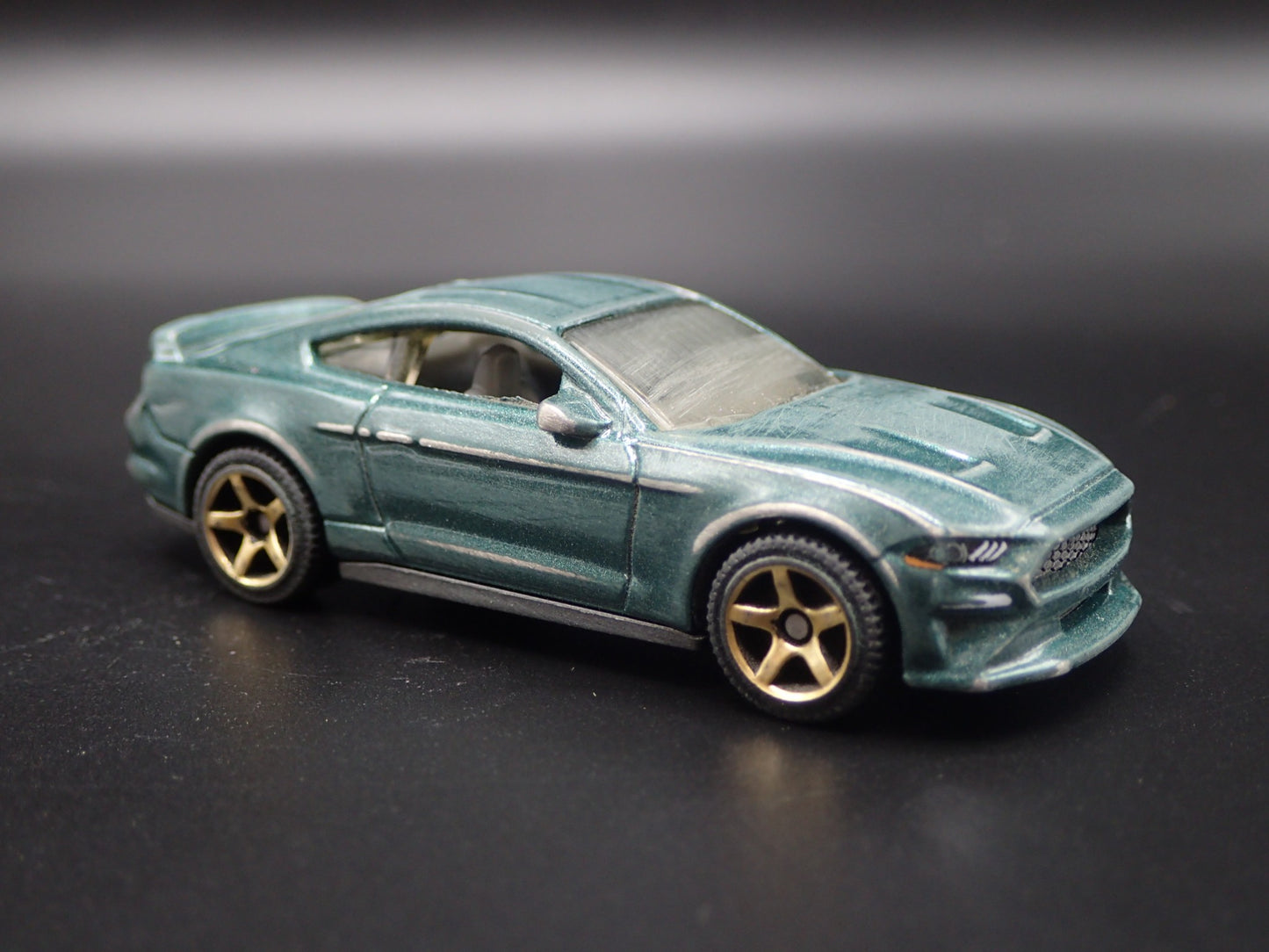 2019 19 FORD MUSTANG COUPE RACE WORN WRECK 1/64 SCALE DIORAMA DIECAST MODEL CAR