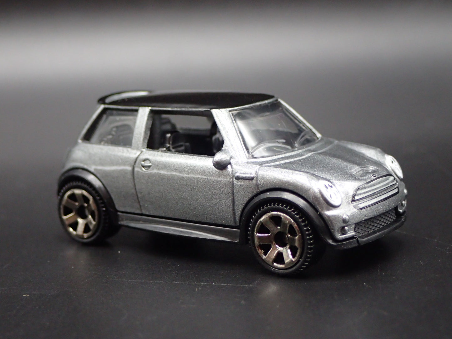 2001 - 2006 MINI COOPER S GRAY 1:64 SCALE COLLECTIBLE DIORAMA DIECAST MODEL CAR