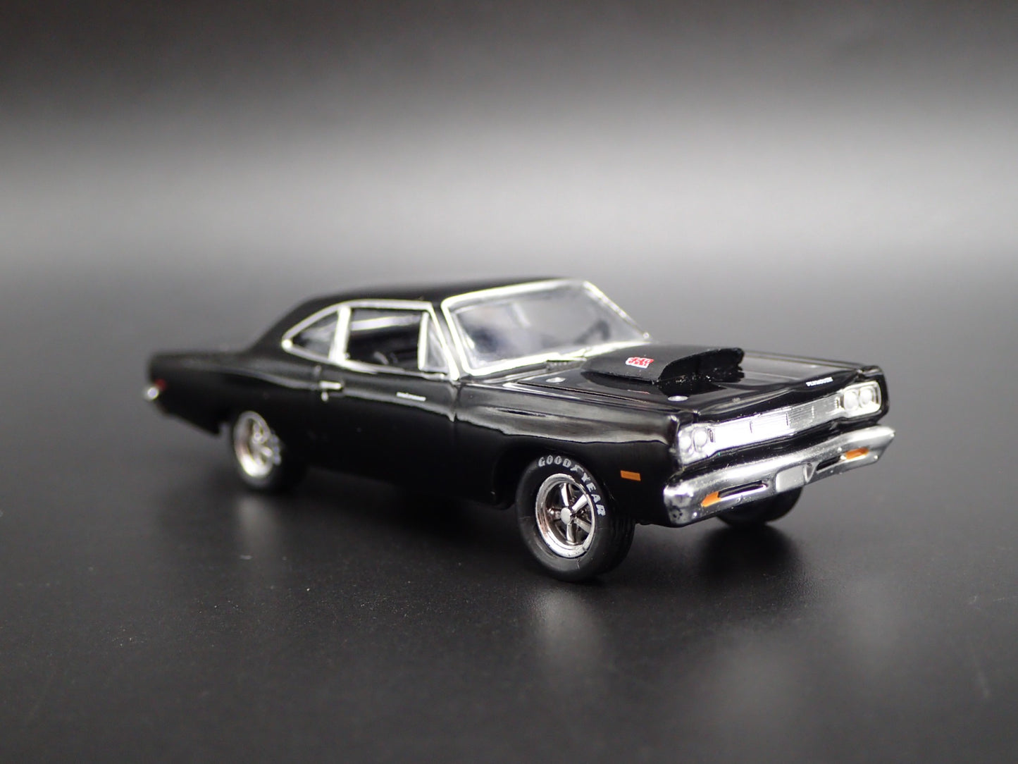 1969 69 PLYMOUTH ROAD RUNNER 440 6-PACK 1:64 SCALE COLLECTIBLE DIECAST MODEL CAR