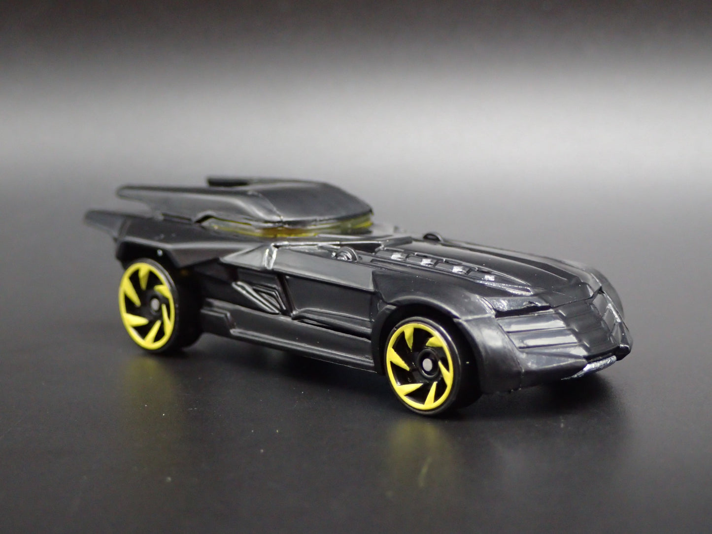 THE BATMAN BATMOBILE BLACK RARE 1:64 SCALE COLLECTIBLE DIORAMA DIECAST MODEL CAR
