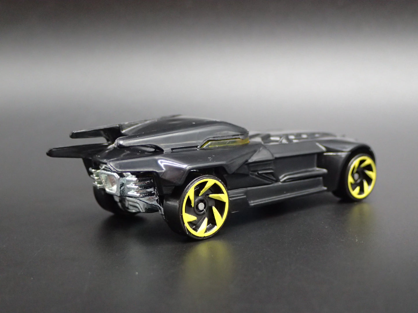 THE BATMAN BATMOBILE BLACK RARE 1:64 SCALE COLLECTIBLE DIORAMA DIECAST MODEL CAR