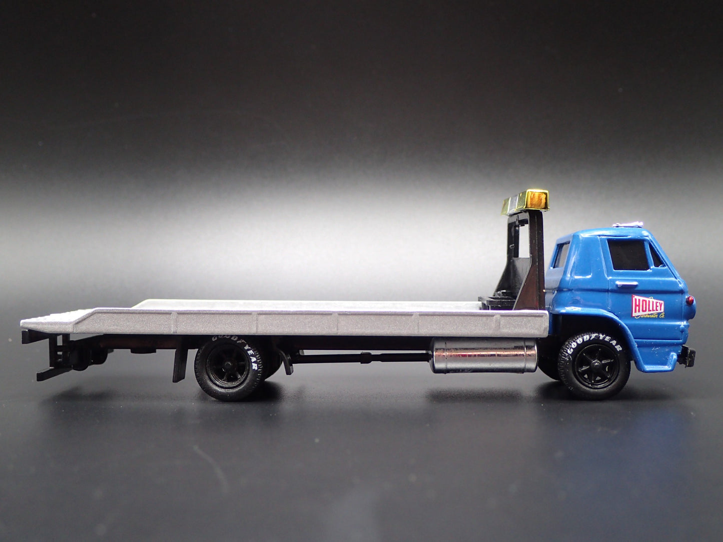 1970 70 DODGE L600 COE FLATBED RAMP TRUCK HOLLEY 1:64 SCALE DIECAST MODEL CAR