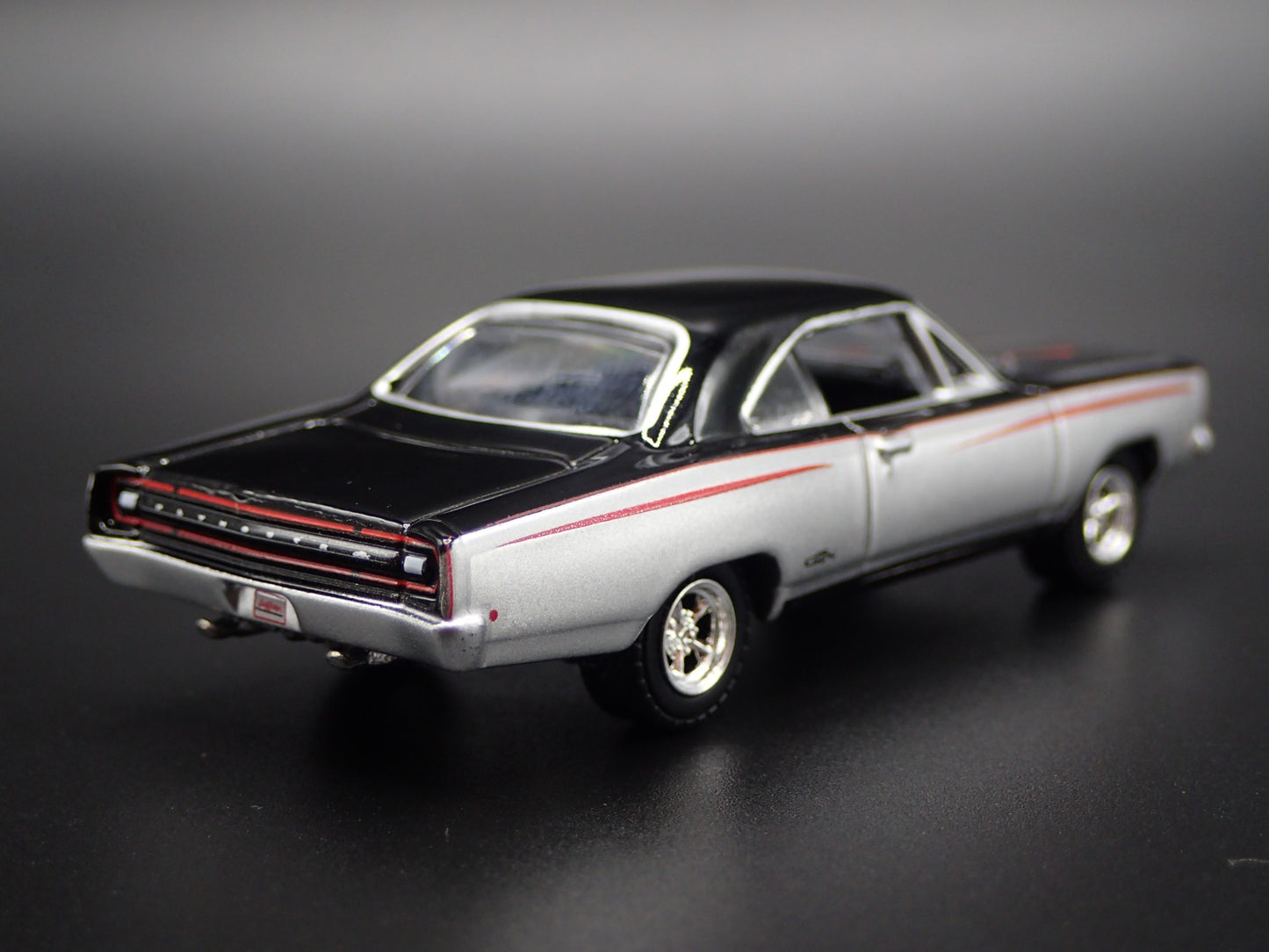 1968 68 PLYMOUTH GTX SILVER 1:64 SCALE COLLECTIBLE DIORAMA DIECAST MODEL CAR