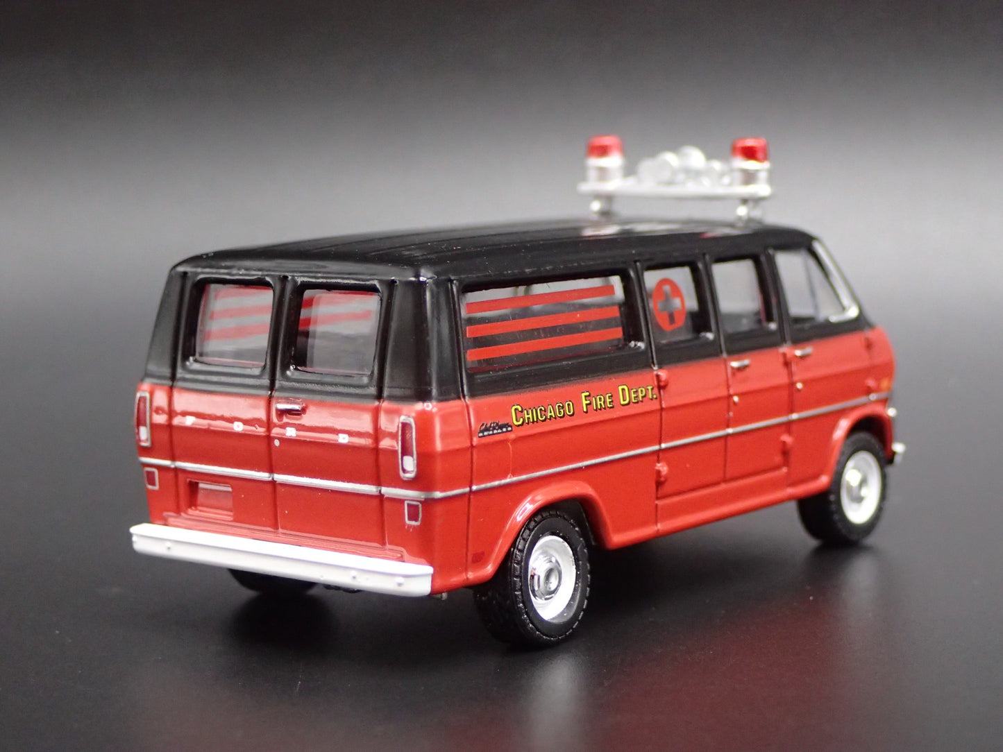 1969 FORD CLUB WAGON VAN AMBULANCE CHICAGO FIRE DEP 1:64 SCALE DIECAST MODEL CAR