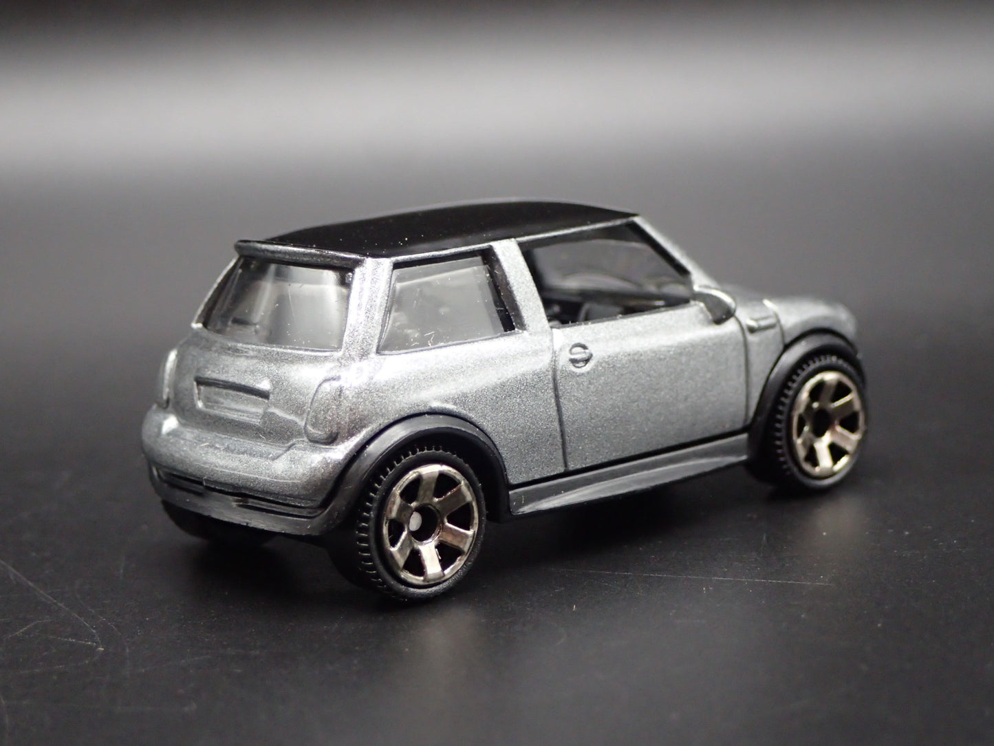 2001 - 2006 MINI COOPER S GRAY 1:64 SCALE COLLECTIBLE DIORAMA DIECAST MODEL CAR