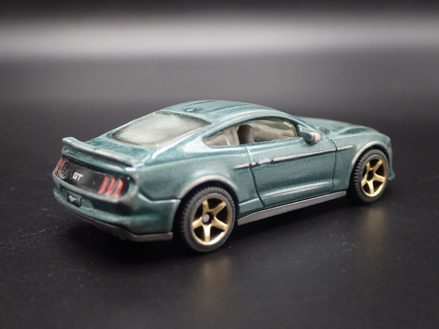 2019 19 FORD MUSTANG COUPE RACE WORN WRECK 1/64 SCALE DIORAMA DIECAST MODEL CAR