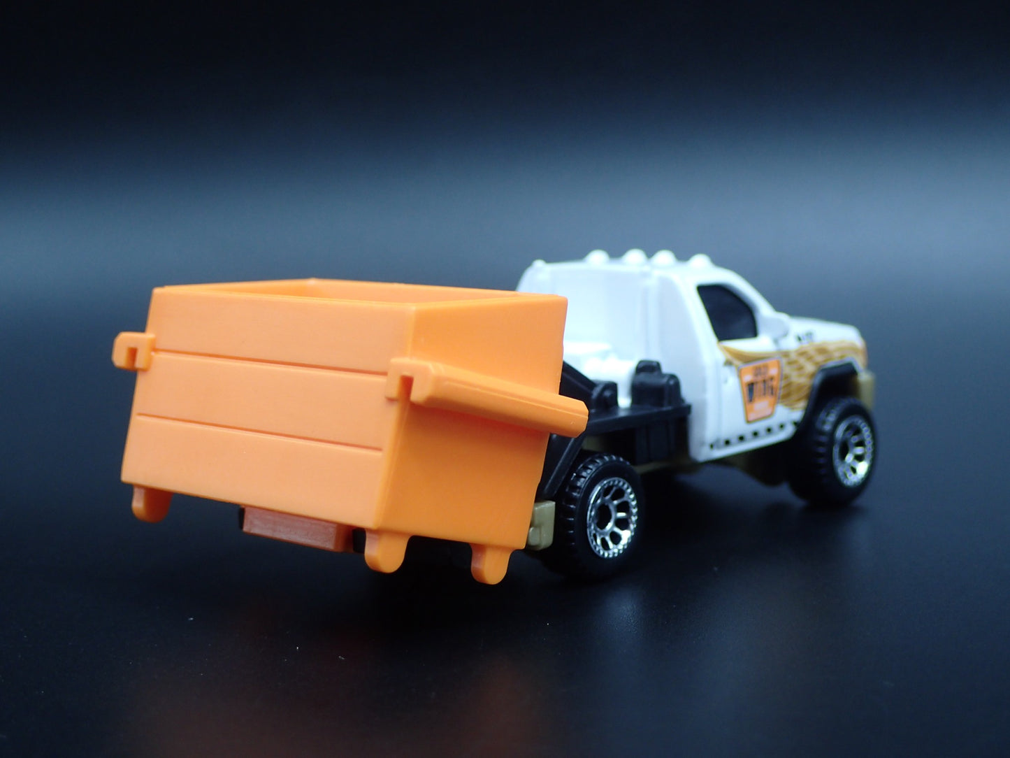 MODERN GARBAGE TRASH TRUCK WITH DUMPSTER 1/64 MB SCALE DIORAMA DIECAST MODEL CAR