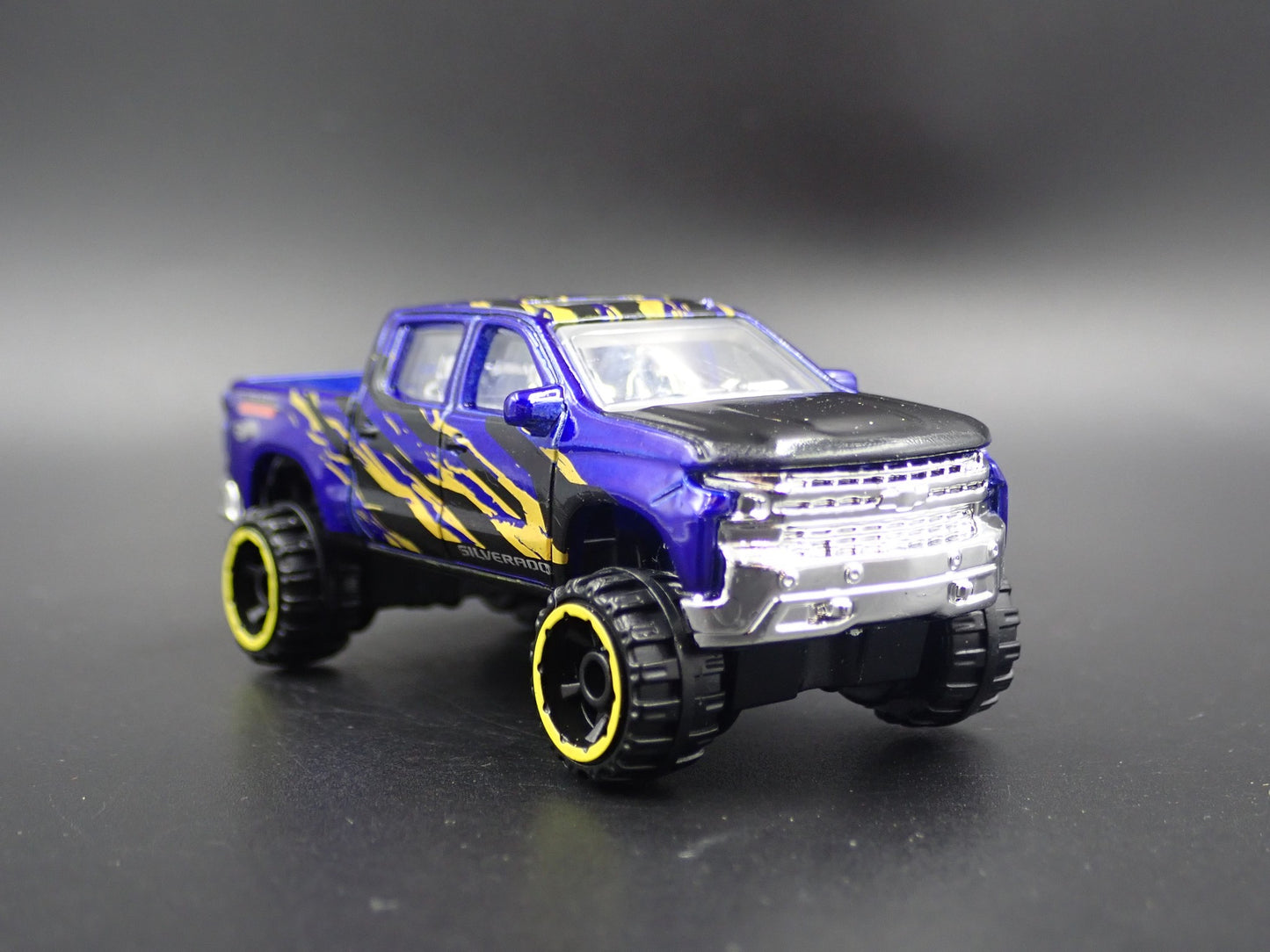 2019 19 CHEVY CHEVROLET SILVERADO Z71 TRAIL BOSS 1:64 SCALE DIECAST MODEL CAR