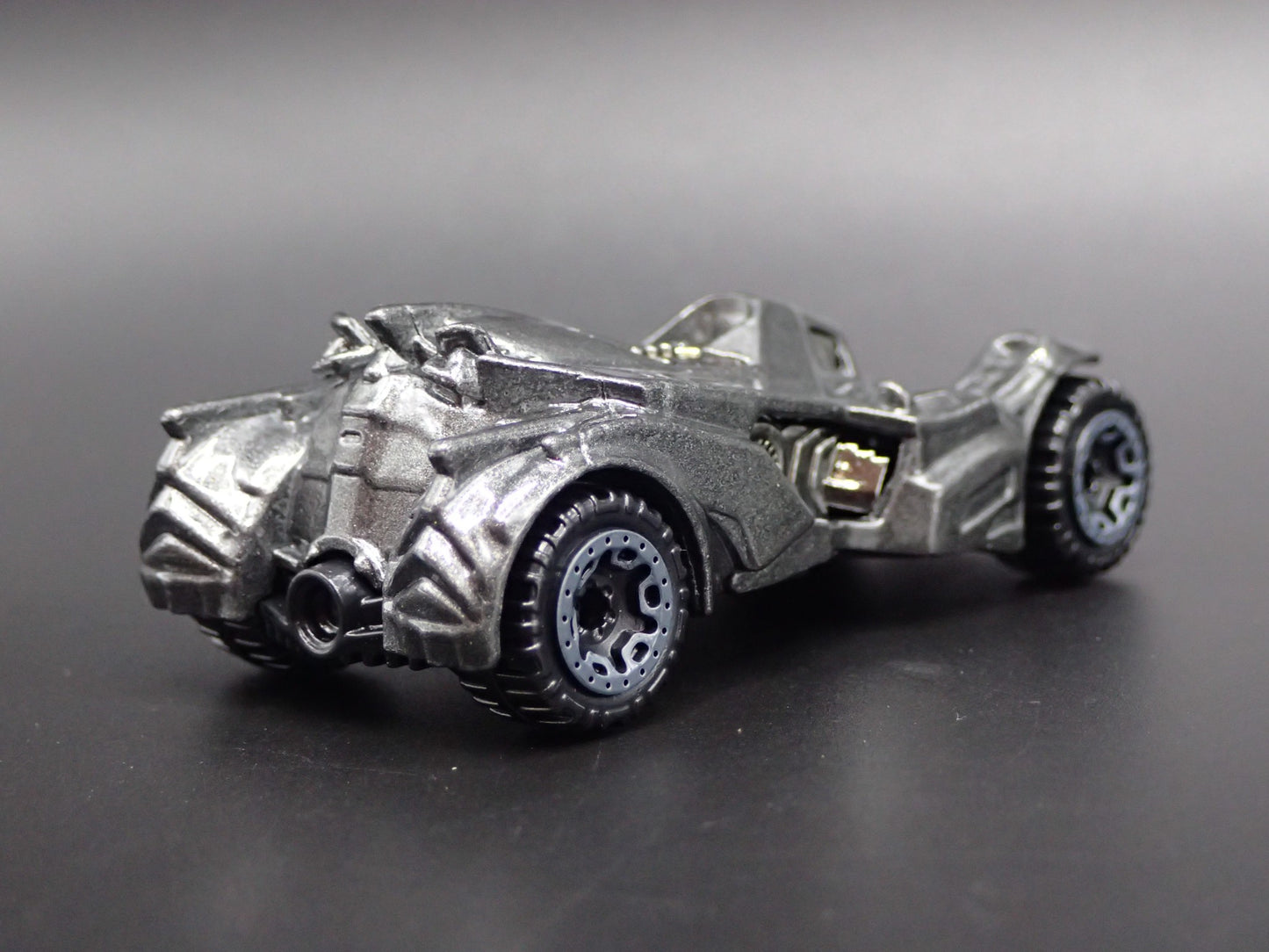 BATMAN ARKHAM KNIGHT BATMOBILE 1:64 SCALE COLLECTIBLE DIORAMA DIECAST MODEL CAR