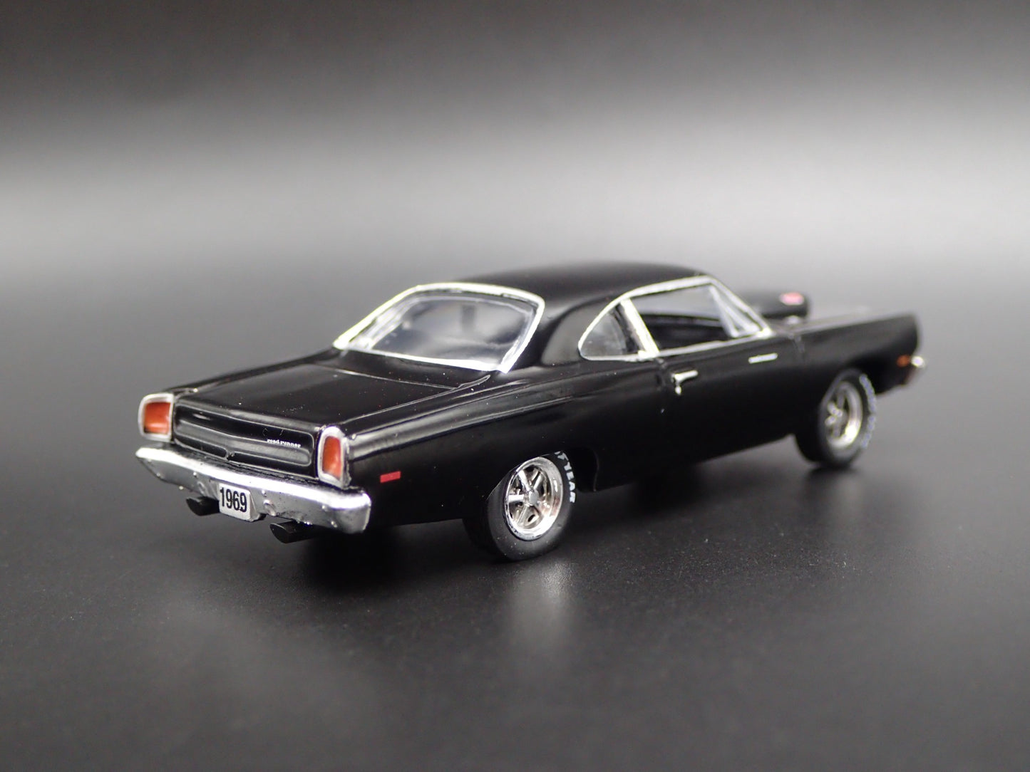 1969 69 PLYMOUTH ROAD RUNNER 440 6-PACK 1:64 SCALE COLLECTIBLE DIECAST MODEL CAR