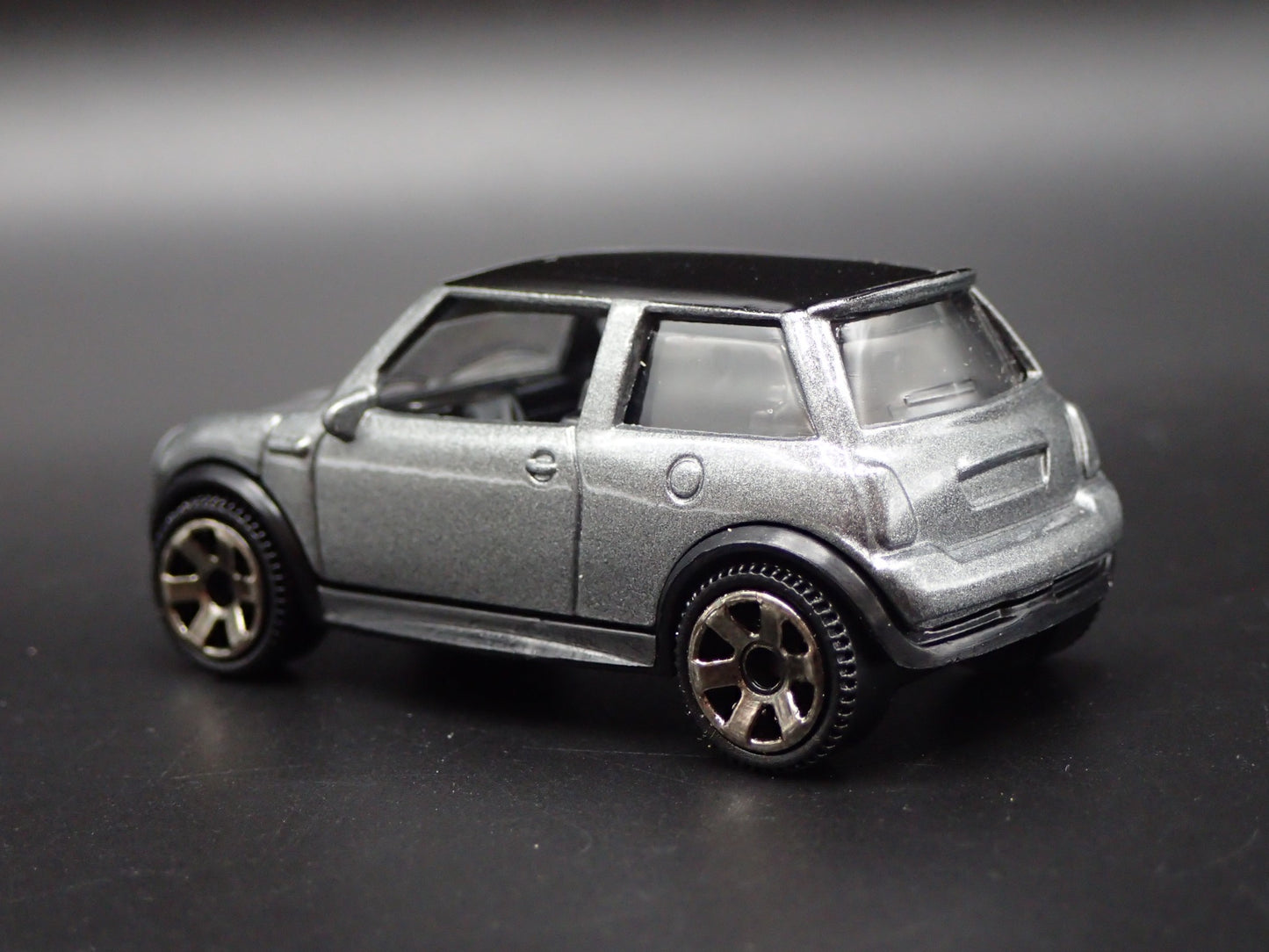 2001 - 2006 MINI COOPER S GRAY 1:64 SCALE COLLECTIBLE DIORAMA DIECAST MODEL CAR