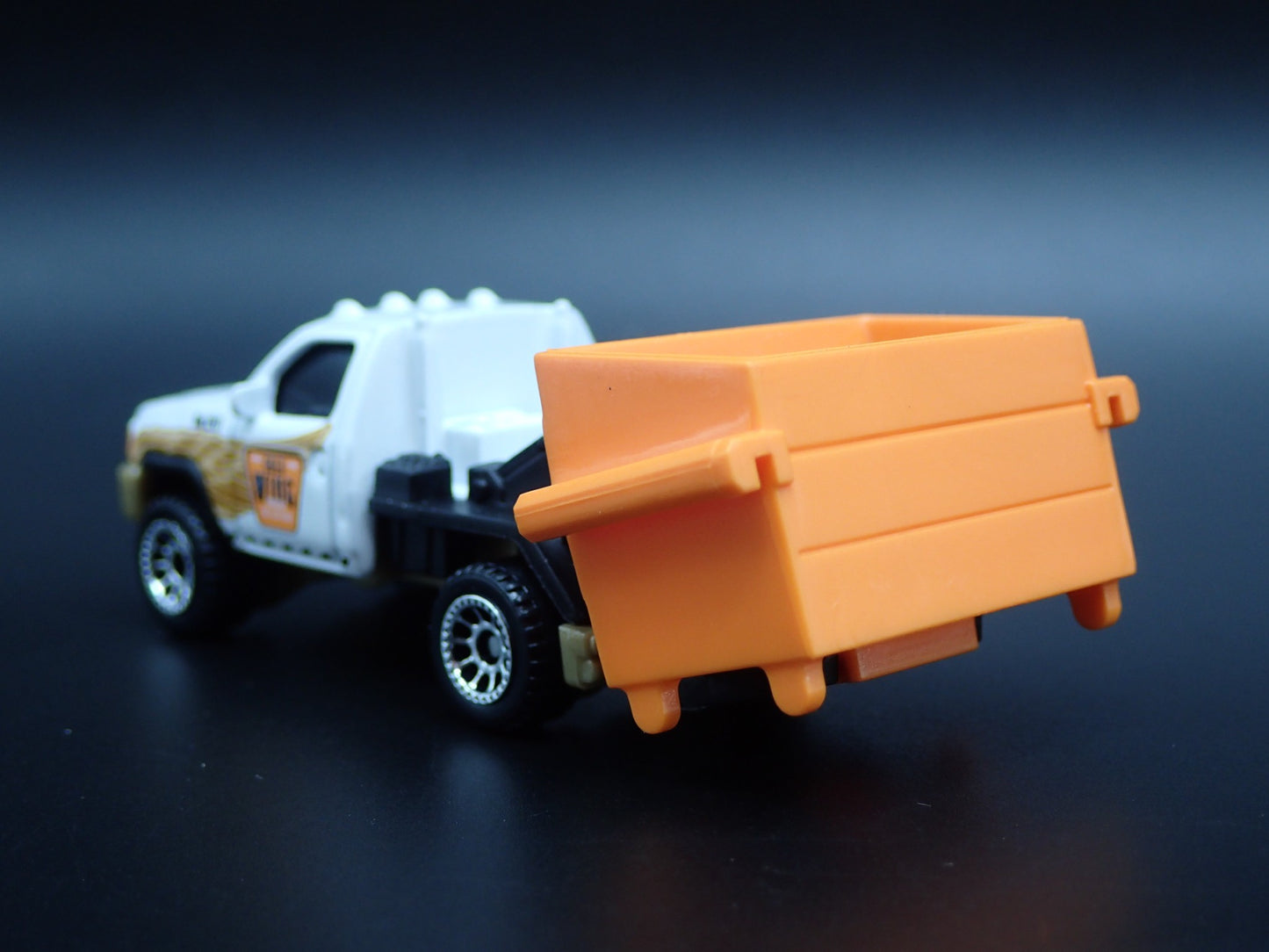 MODERN GARBAGE TRASH TRUCK WITH DUMPSTER 1/64 MB SCALE DIORAMA DIECAST MODEL CAR