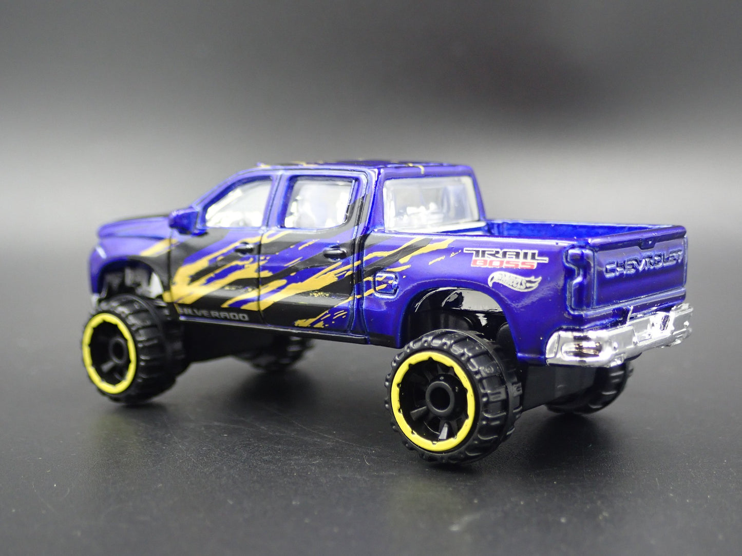 2019 19 CHEVY CHEVROLET SILVERADO Z71 TRAIL BOSS 1:64 SCALE DIECAST MODEL CAR