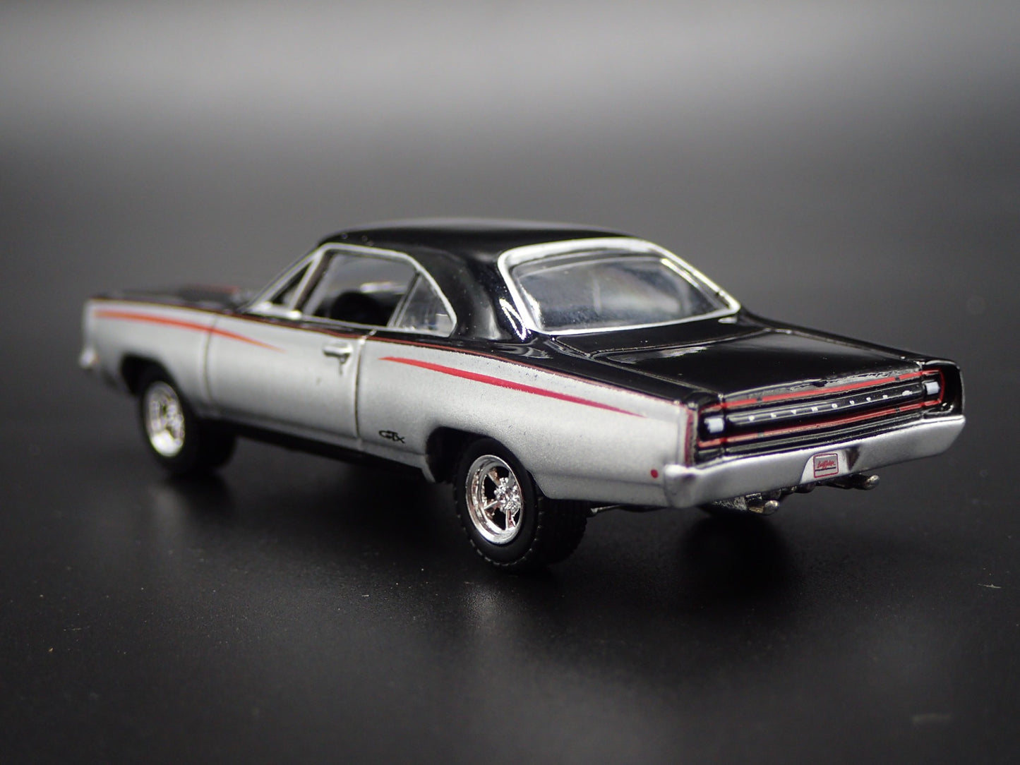 1968 68 PLYMOUTH GTX SILVER 1:64 SCALE COLLECTIBLE DIORAMA DIECAST MODEL CAR