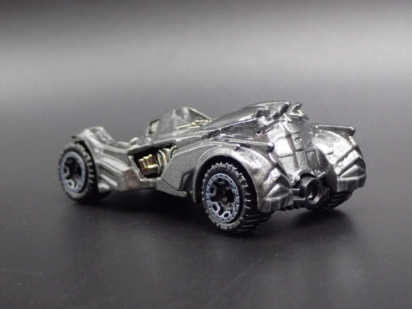 BATMAN ARKHAM KNIGHT BATMOBILE 1:64 SCALE COLLECTIBLE DIORAMA DIECAST MODEL CAR