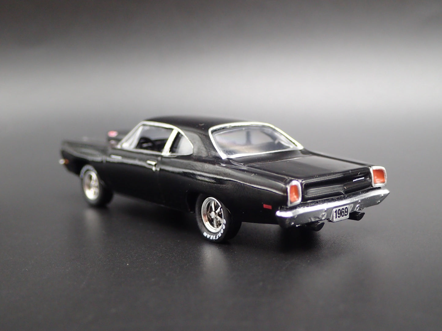 1969 69 PLYMOUTH ROAD RUNNER 440 6-PACK 1:64 SCALE COLLECTIBLE DIECAST MODEL CAR