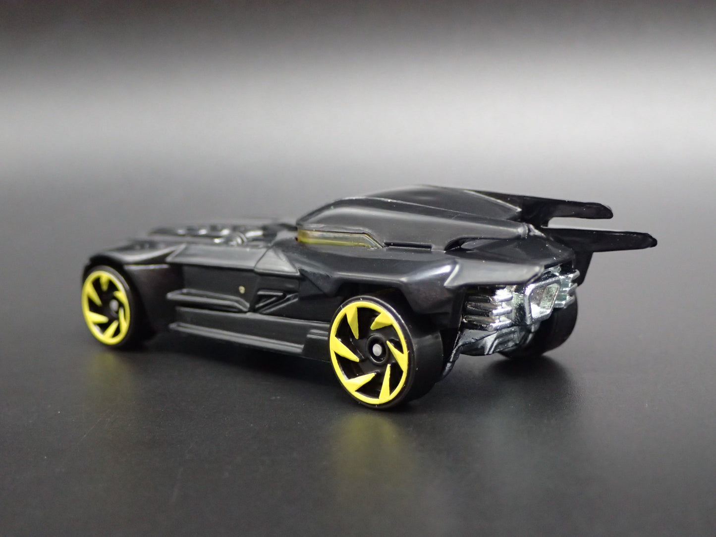 THE BATMAN BATMOBILE BLACK RARE 1:64 SCALE COLLECTIBLE DIORAMA DIECAST MODEL CAR
