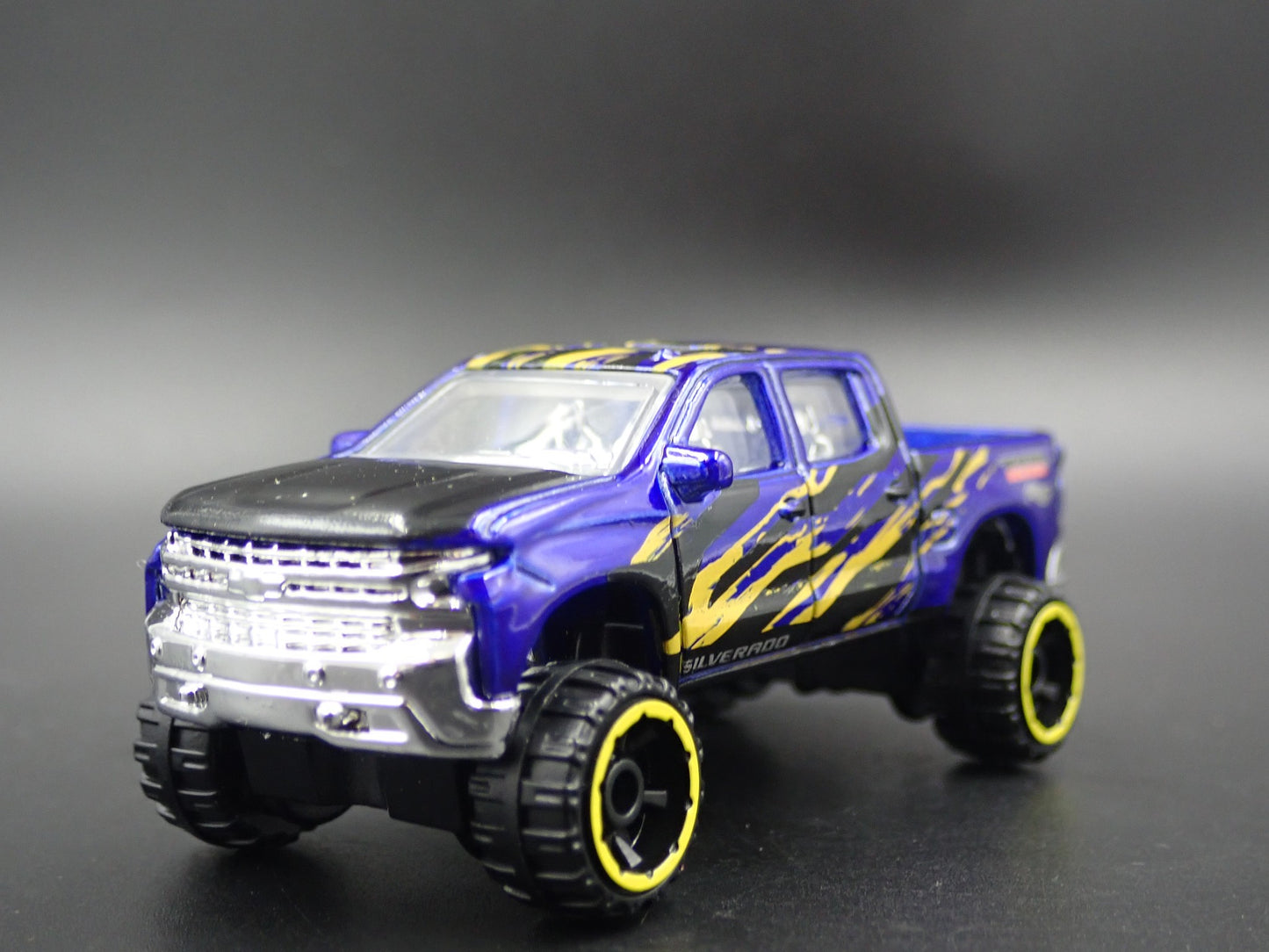 2019 19 CHEVY CHEVROLET SILVERADO Z71 TRAIL BOSS 1:64 SCALE DIECAST MODEL CAR