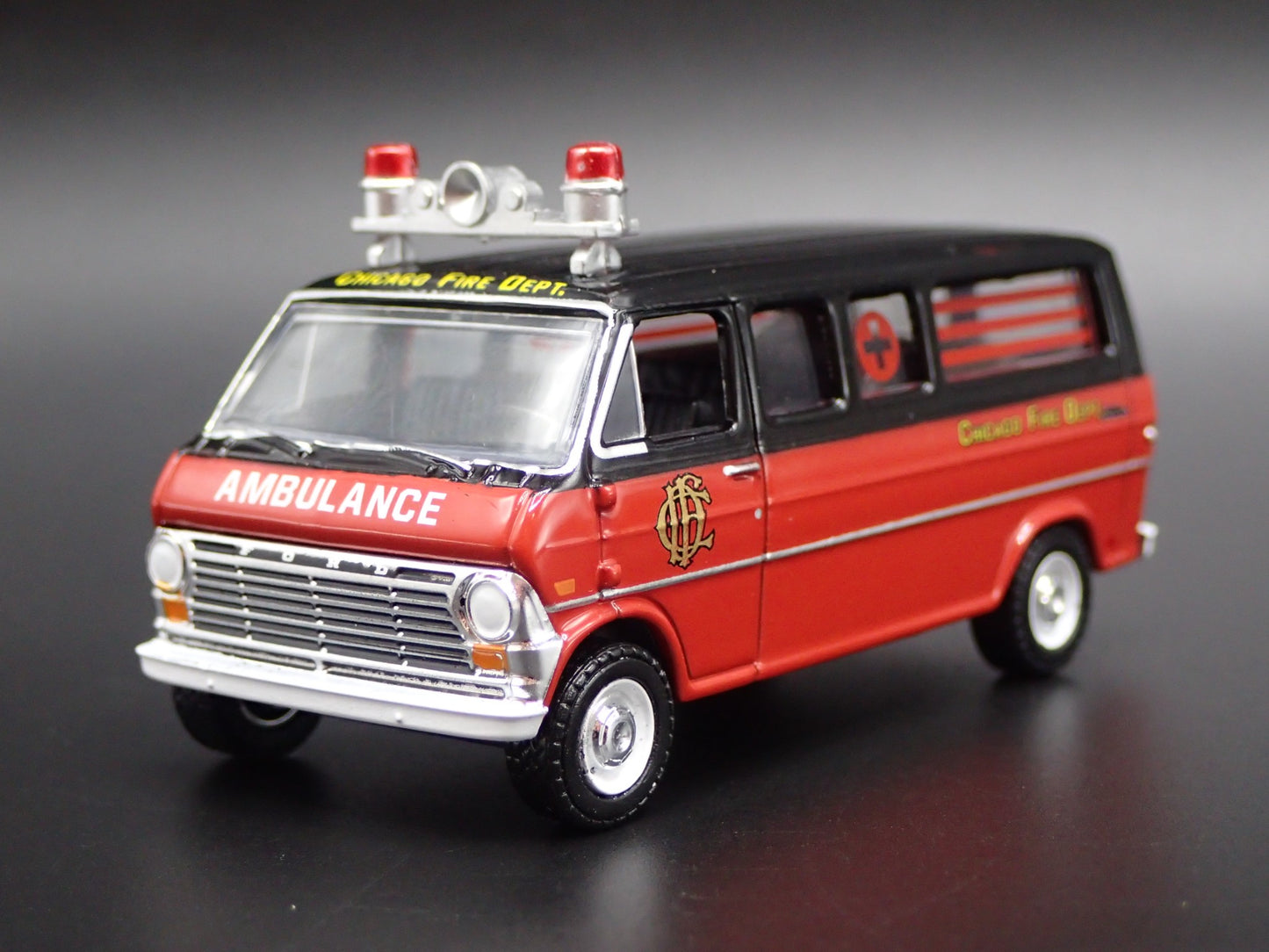 1969 FORD CLUB WAGON VAN AMBULANCE CHICAGO FIRE DEP 1:64 SCALE DIECAST MODEL CAR