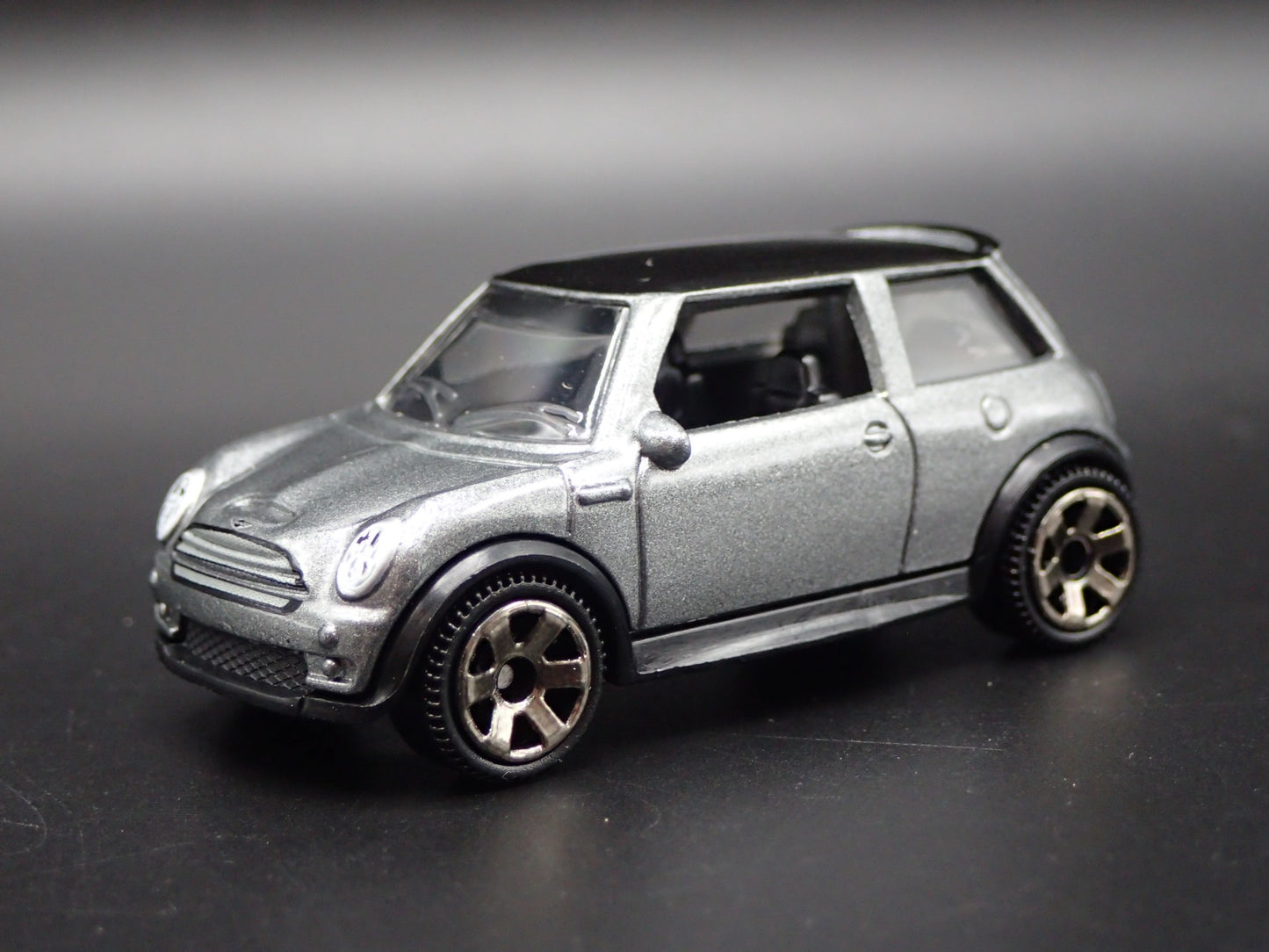 2001 - 2006 MINI COOPER S GRAY 1:64 SCALE COLLECTIBLE DIORAMA DIECAST MODEL CAR