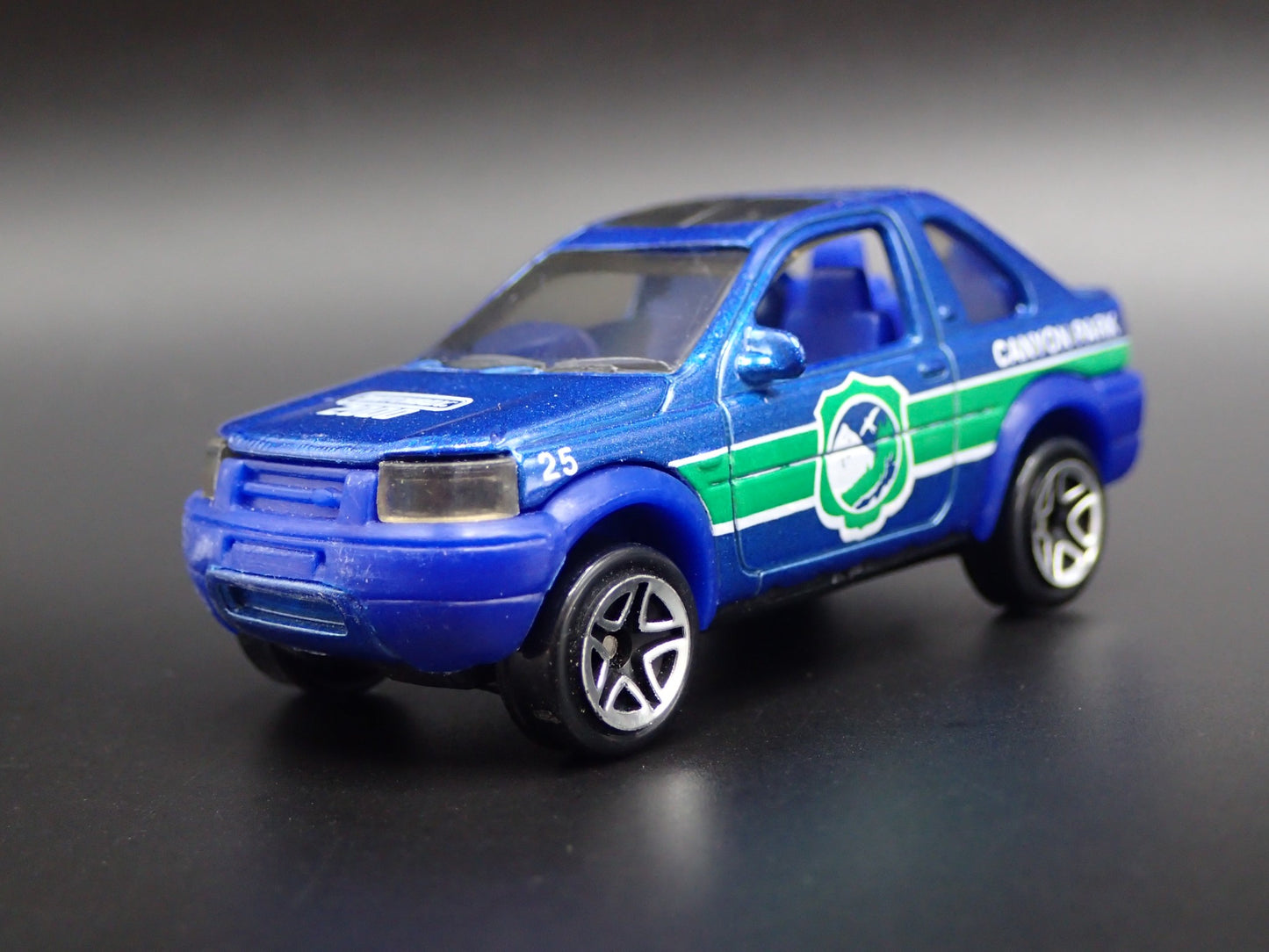 1997-2006 LAND ROVER FREELANDER CANYON PARK 1/64 SCALE DIORAMA DIECAST MODEL CAR